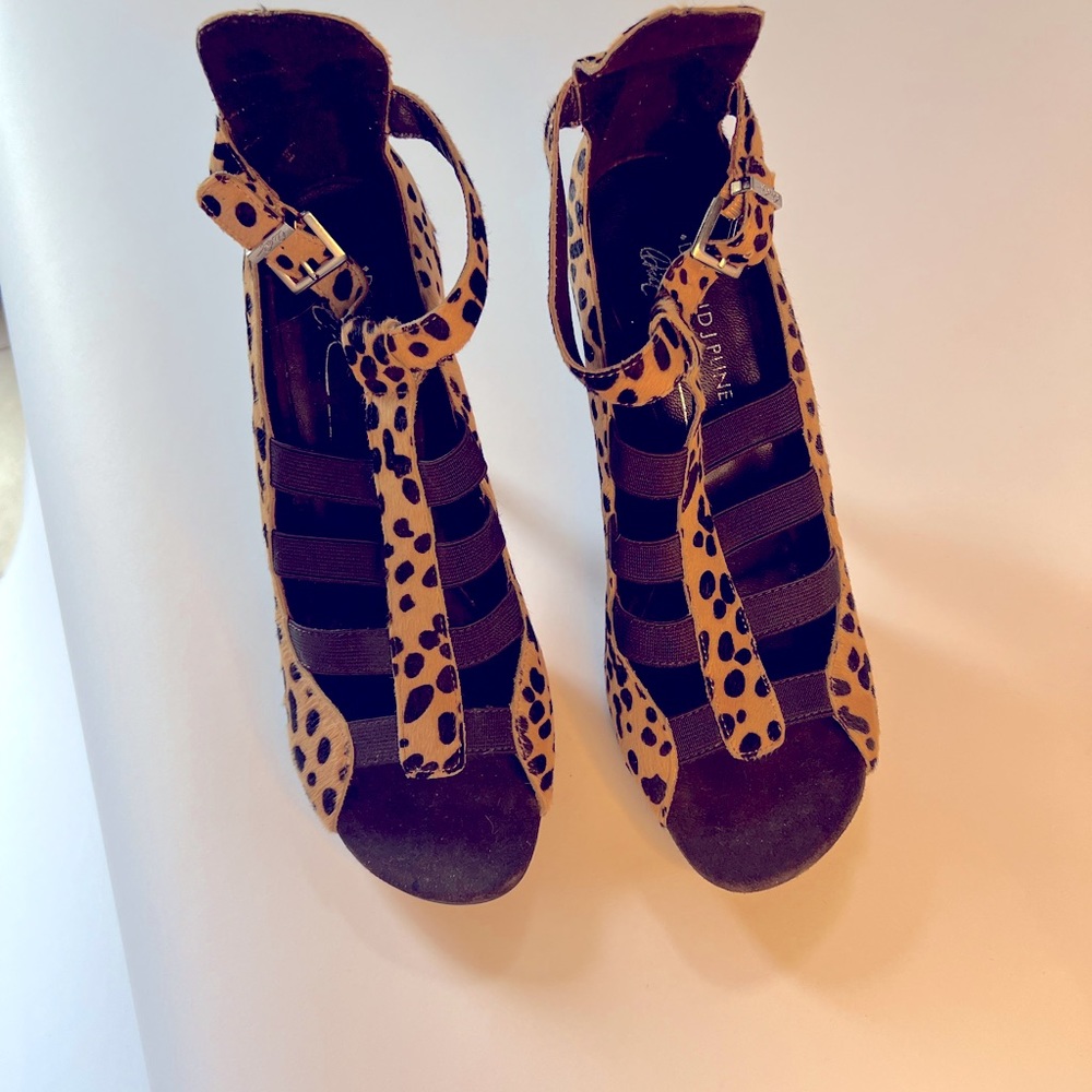Strappy, brown leopard skin stilettos!